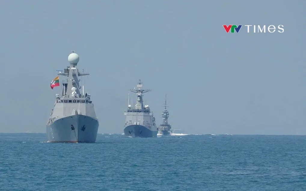 Tàu Hải quân các nước ASEAN tham gia diễn tập thực binh trên biển.