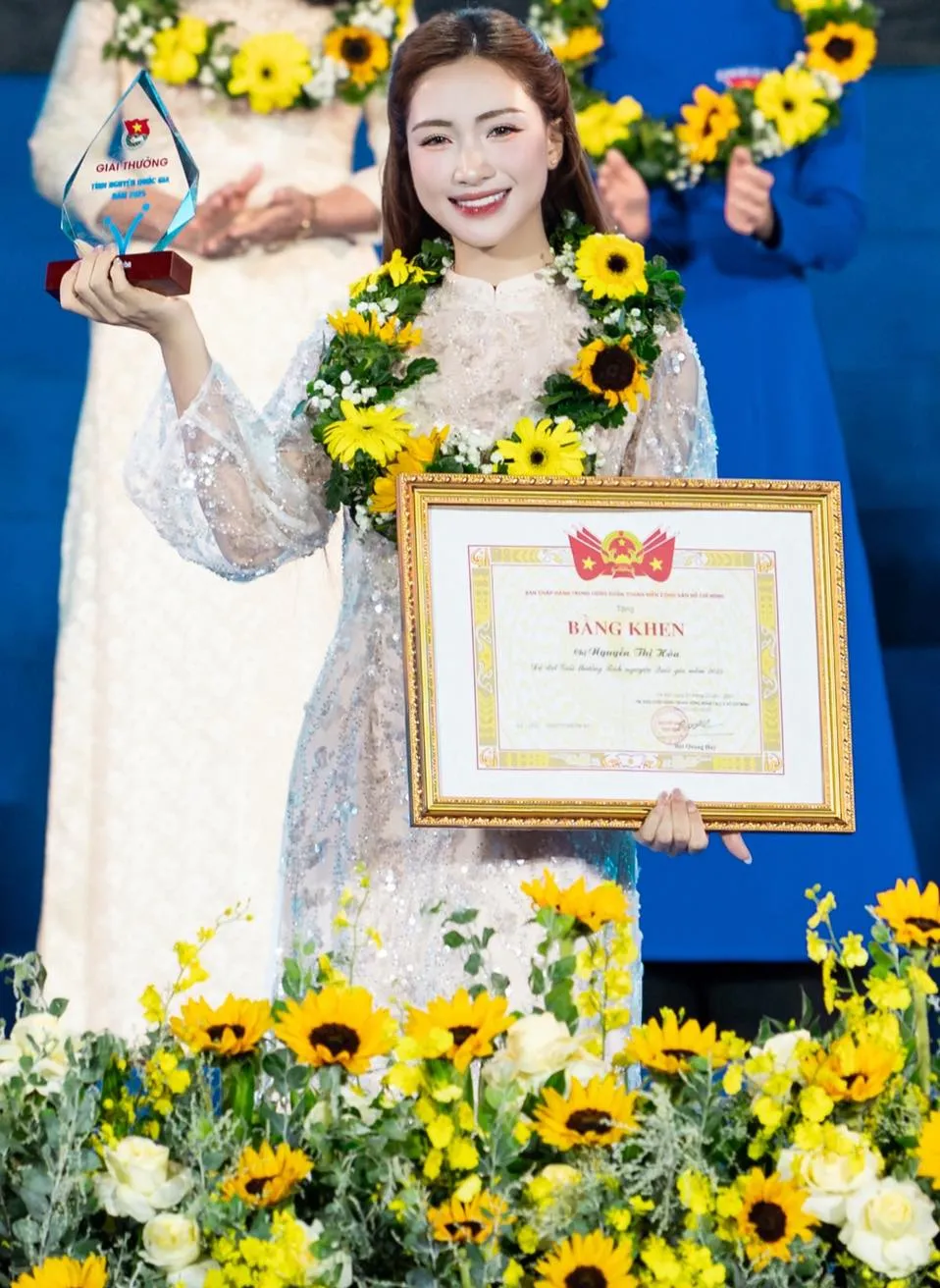 Hòa Minzy flex giải thưởng mới, Phương Oanh gây chú ý trên mạng xã hội  - Ảnh 1.