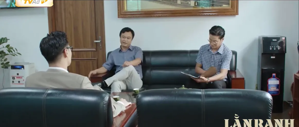 Lằn ranh - Tập 30: Vấn đề sổ đỏ của Trinh Tam đẩy Chủ tịch Thuỷ vào thế khó - Ảnh 1. Lằn ranh - Tập 30: Vấn đề sổ đỏ của Trinh Tam đẩy Chủ tịch Thuỷ vào thế khó - Ảnh 1.