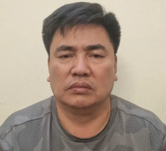 Hà Nội: Tạm giữ kẻ đẩy CSGT vào đầu ô tô đang lao tới - Ảnh 1.