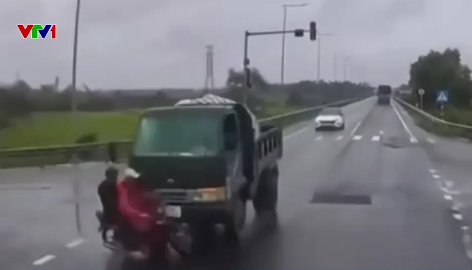 Phóng nhanh vượt đèn đỏ, hai người đi xe máy bị hất văng giữa ngã tư - Ảnh 1.