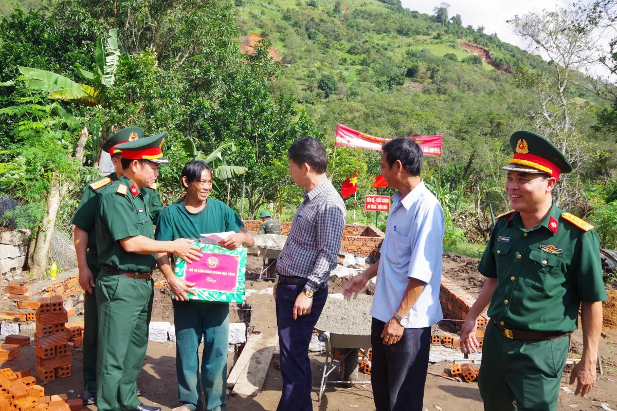 Binh chủng Đặc c&ocirc;ng tăng tốc x&acirc;y nh&agrave;, hỗ trợ d&acirc;n v&ugrave;ng lũ Kh&aacute;nh H&ograve;a - Đắk Lắk- Ảnh 2.