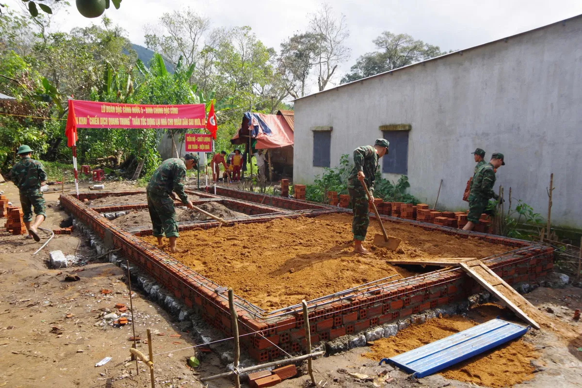 Binh chủng Đặc c&ocirc;ng tăng tốc x&acirc;y nh&agrave;, hỗ trợ d&acirc;n v&ugrave;ng lũ Kh&aacute;nh H&ograve;a - Đắk Lắk- Ảnh 1.