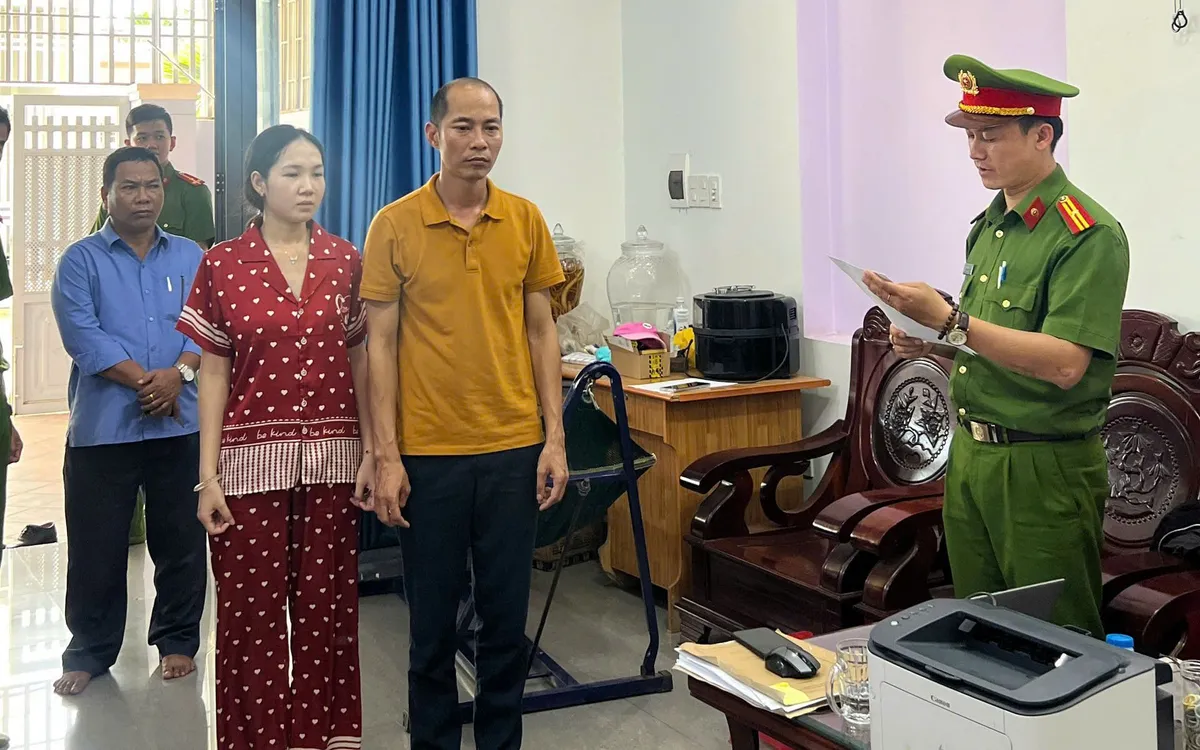 Cơ quan Điều tra Công an tỉnh Lâm Đồng tống đạt các quyết định khởi tố vụ án, khởi tố bị can và thi hành lệnh khám xét Phòng khám Nha khoa 20 Đức Trọng.