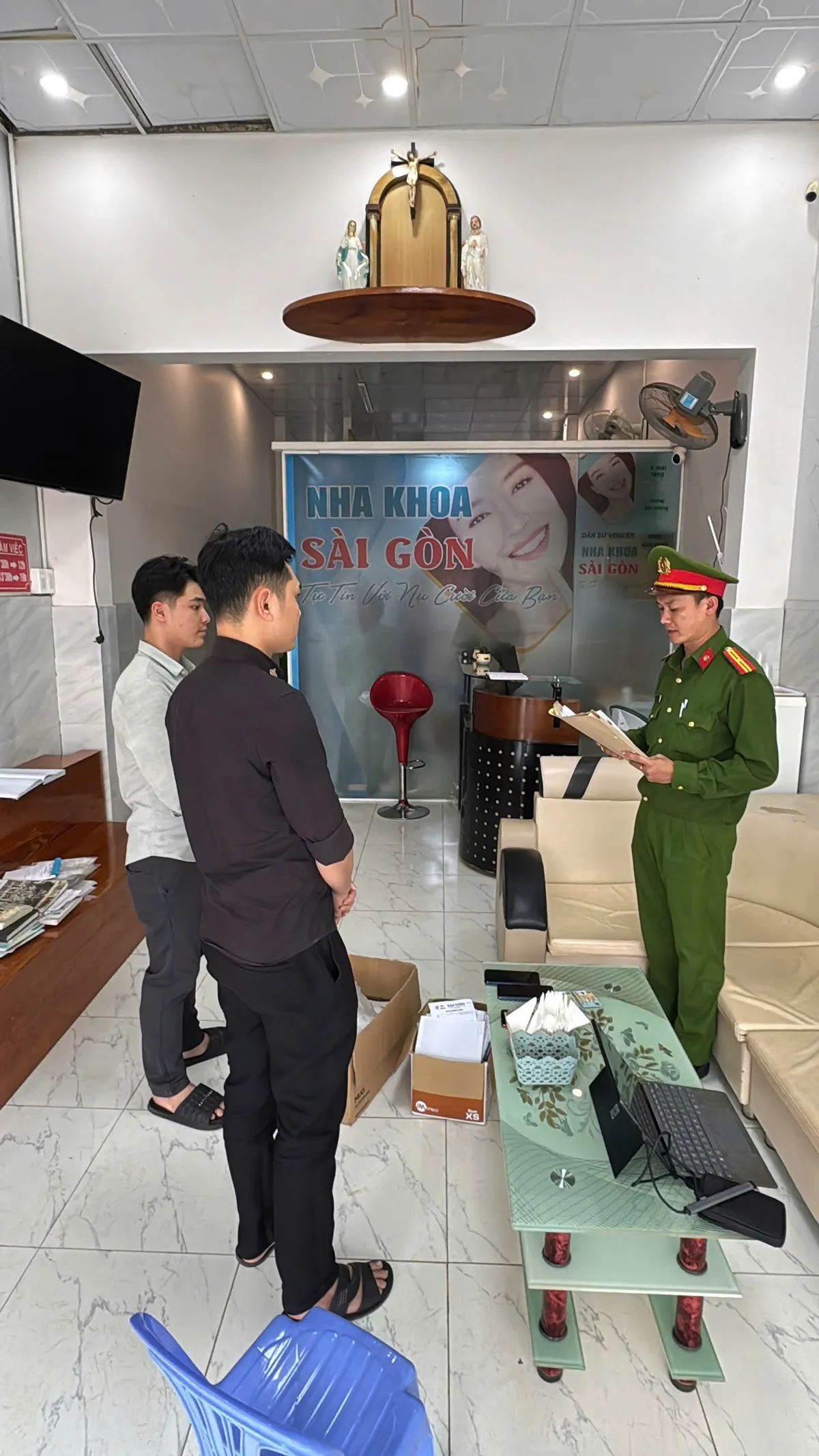 Triệt phá đường dây chuỗi phòng khám nha khoa “chui”, lừa đảo hơn 1.000 người. - Ảnh 4.