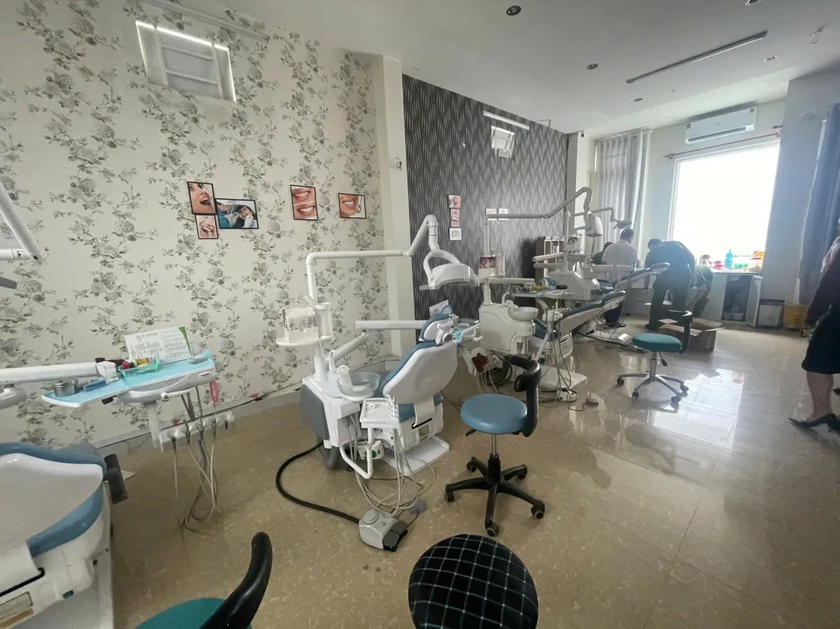 Triệt phá đường dây chuỗi phòng khám nha khoa “chui”, lừa đảo hơn 1.000 người. - Ảnh 2.