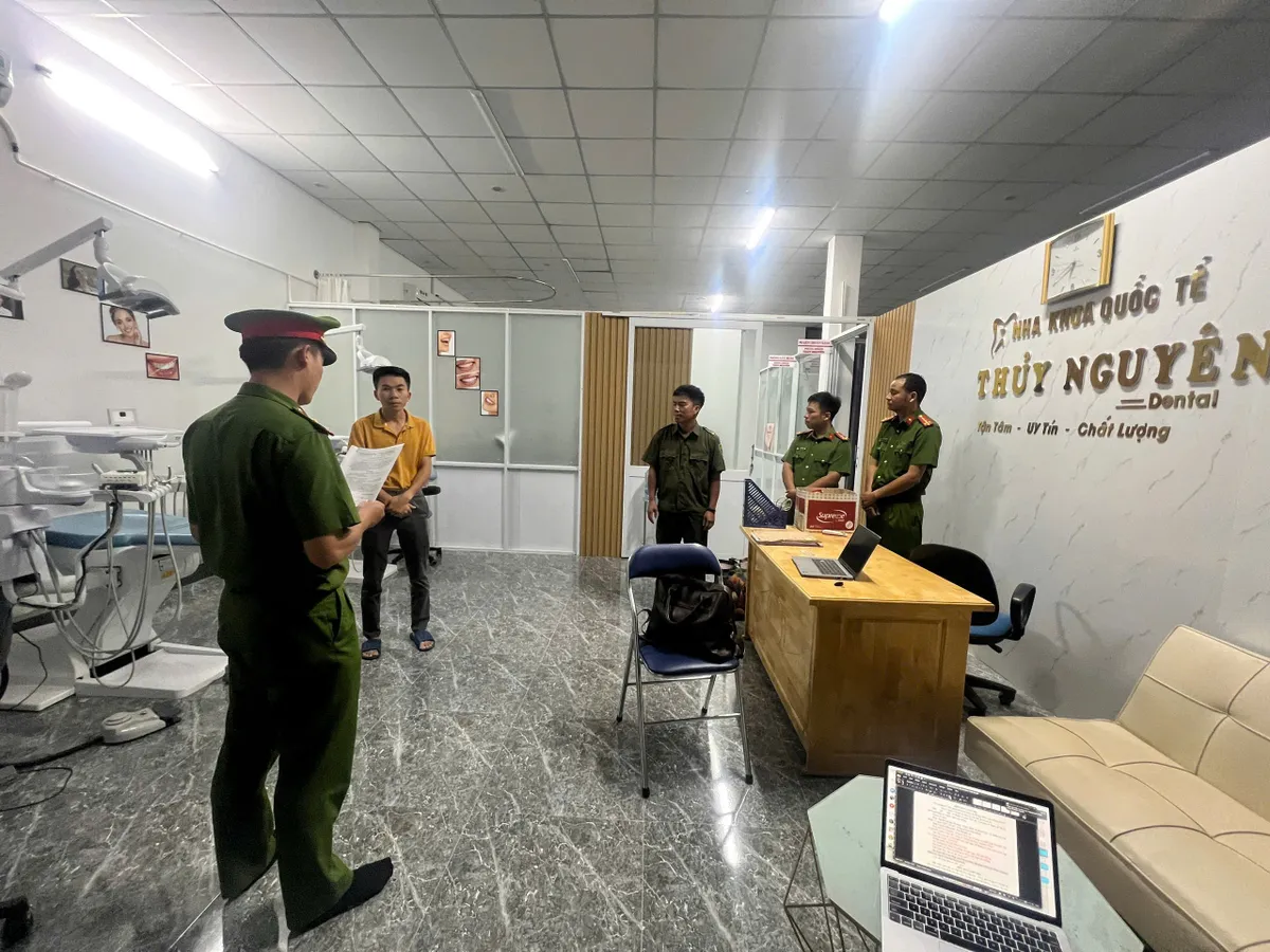 Triệt phá đường dây chuỗi phòng khám nha khoa “chui”, lừa đảo hơn 1.000 người. - Ảnh 3.