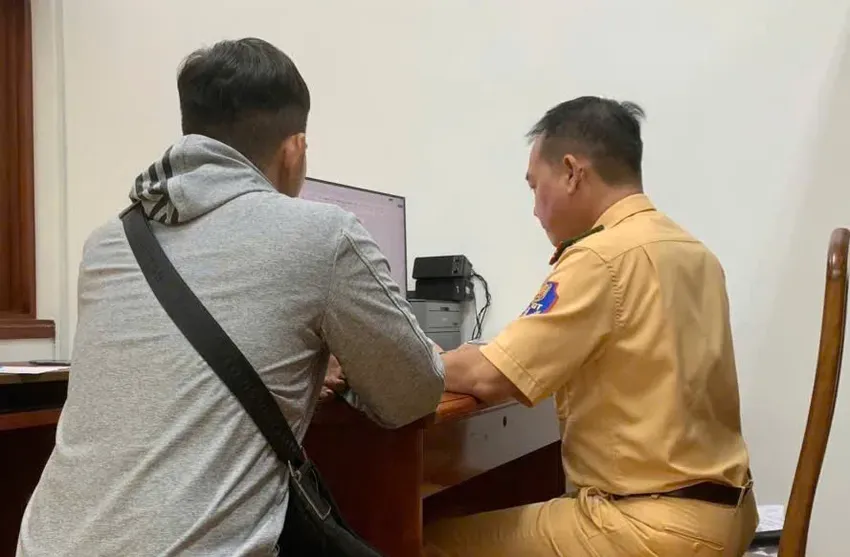 Tịch thu xe máy của nam thanh niên “bốc đầu” để quay clip TikTok - Ảnh 1.