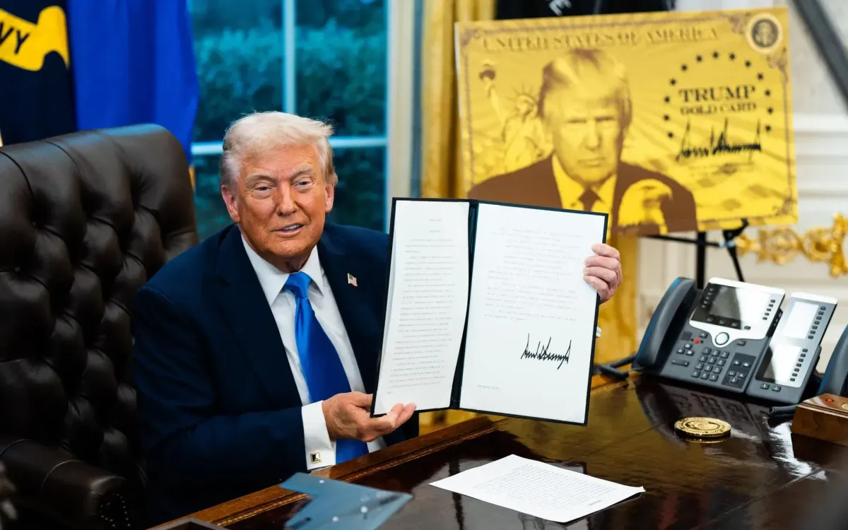 Tổng thống Trump ký sắc lệnh hành pháp và tuyên bố quy định mức phí 100.000 USD cho thị thực H-1B, tháng 9/2025 (Ảnh: Washington Post/Getty Images)