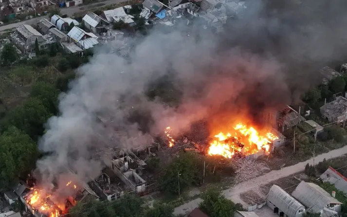Nhà dân bị phá hủy và bốc cháy trong trận pháo kích của quân đội Nga tại Pokrovsk, Ukraine, ngày 31/8/2025 (Ảnh: Global Images Ukraine/Getty Images)