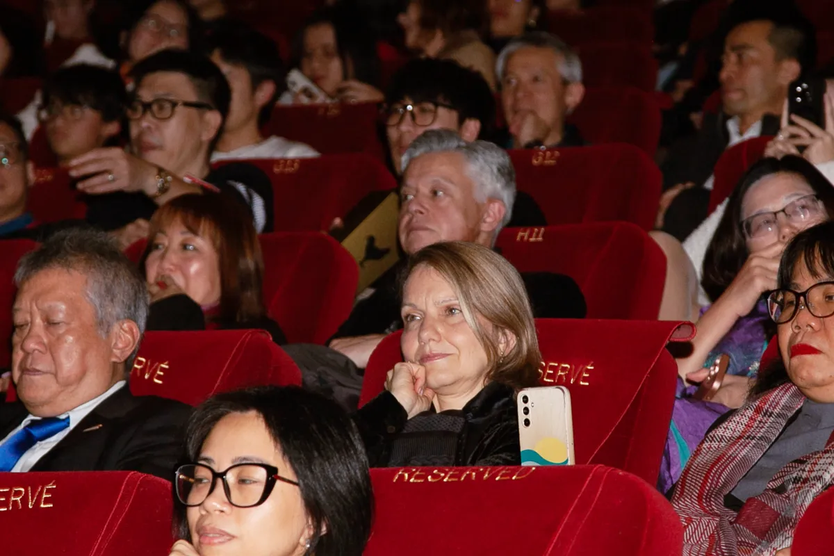 Những hình ảnh gây thương nhớ của "Mưa đỏ" tại Paris - Ảnh 5.