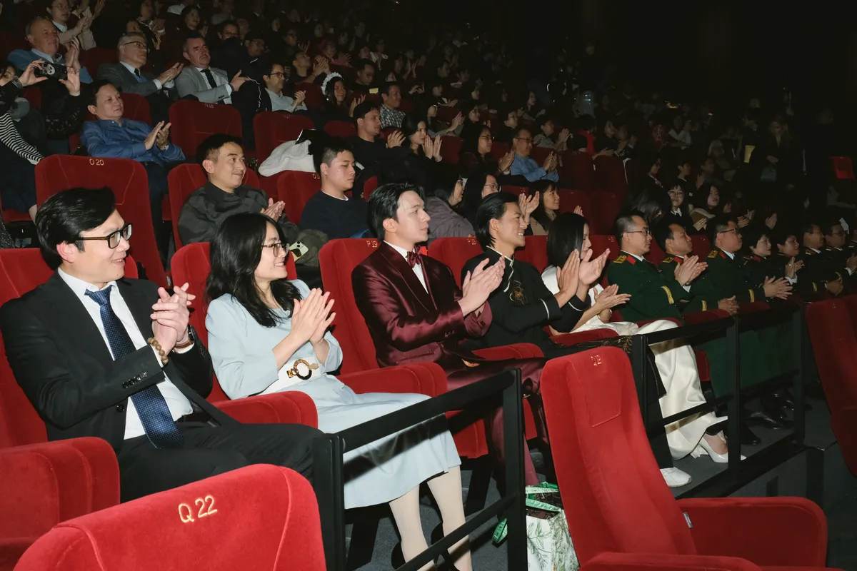 Những hình ảnh gây thương nhớ của "Mưa đỏ" tại Paris - Ảnh 4.