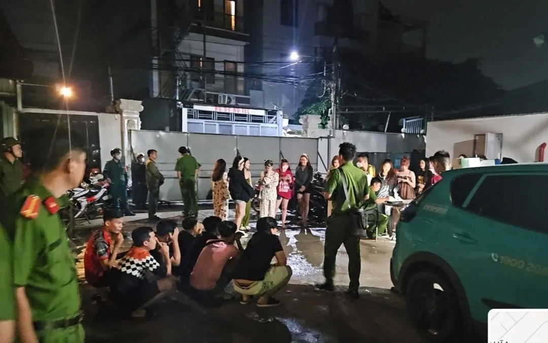 Công an đột kích quán karaoke 