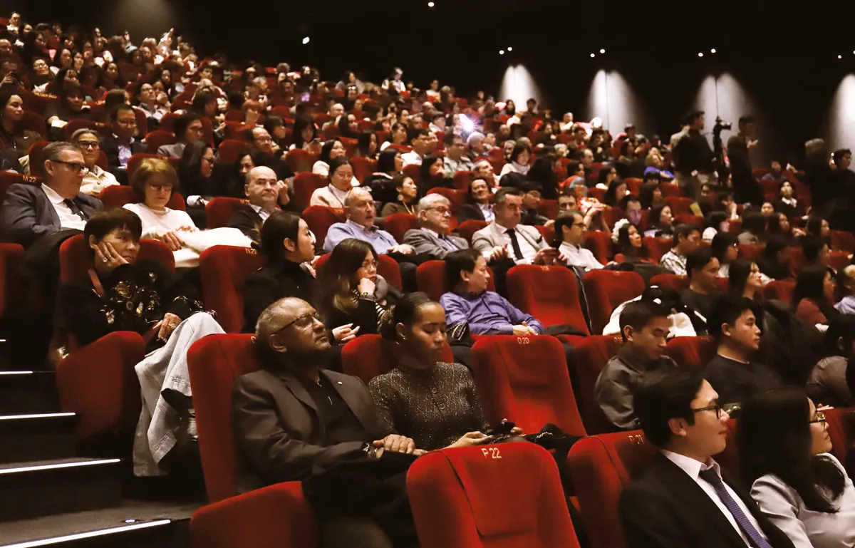 Những hình ảnh gây thương nhớ của "Mưa đỏ" tại Paris - Ảnh 6.