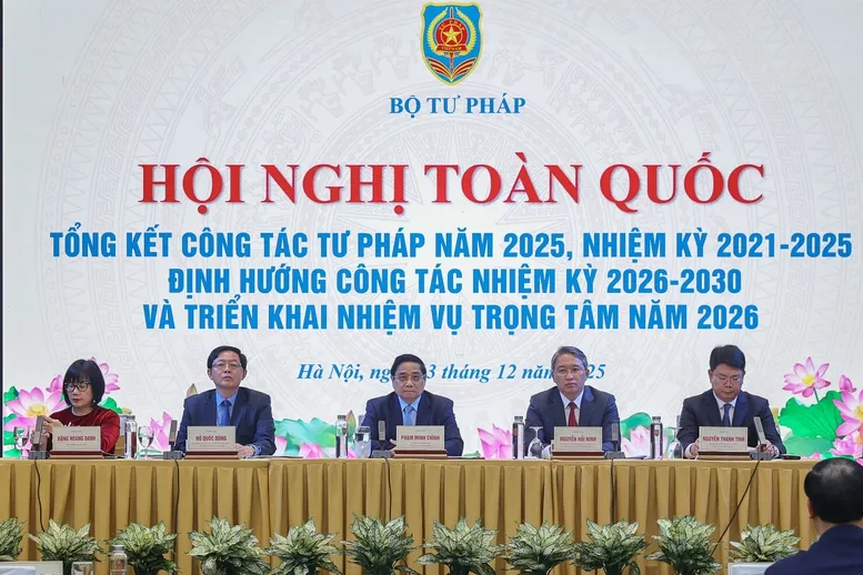 Thủ tướng: Chuyển từ "quản l&yacute; bằng ph&aacute;p luật" sang "kiến tạo thể chế ph&aacute;t triển" - Ảnh 2.