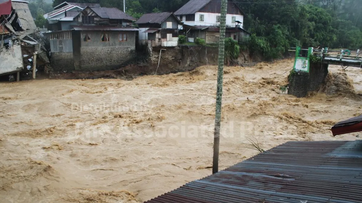 Số người thiệt mạng do lũ lụt tại Indonesia vượt 1.000, h&agrave;ng trăm người vẫn mất t&iacute;ch- Ảnh 1.