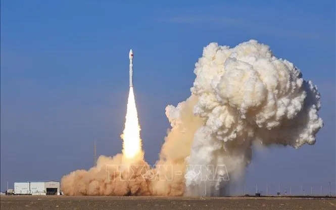 Tên lửa đẩy Lijian-1 (còn gọi là Kinetica-1 Y11) mang theo 9 vệ tinh được phóng từ khu vực thử nghiệm đổi mới không gian thương mại Đông Phong, gần Trung tâm phóng vệ tinh Tửu Tuyền ở Tây Bắc Trung Quốc ngày 10/12/2025. Ảnh: THX/TTXVN