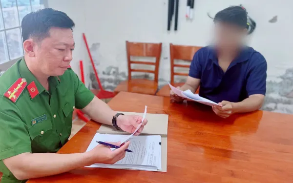 Công an xã Trần Phán làm việc với anh T.D.L