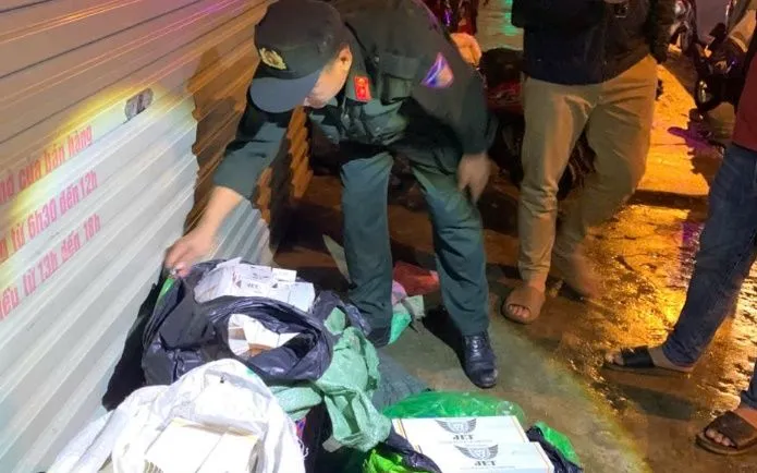 Hàng trăm bao thuốc lá lậu bị lực lượng chức năng phát hiện.