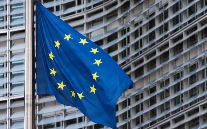Cờ EU trước trụ sở Ủy ban châu Âu ở Brussels, Bỉ năm 2022. Ảnh: AFP