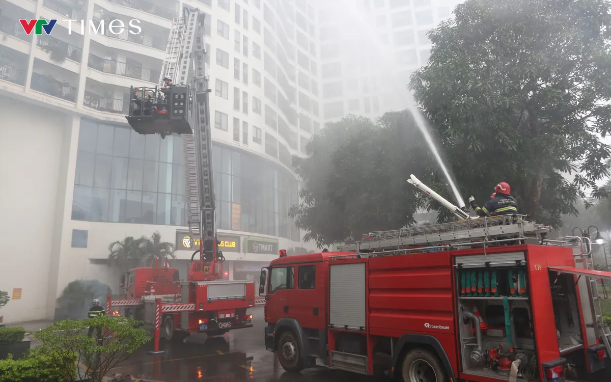 Lực lượng Cảnh sát PCCC&CNCH triển khai xe thang, tiếp cận ban công tầng 5 để giải cứu nạn nhân mắc kẹt trong tình huống cháy giả định.