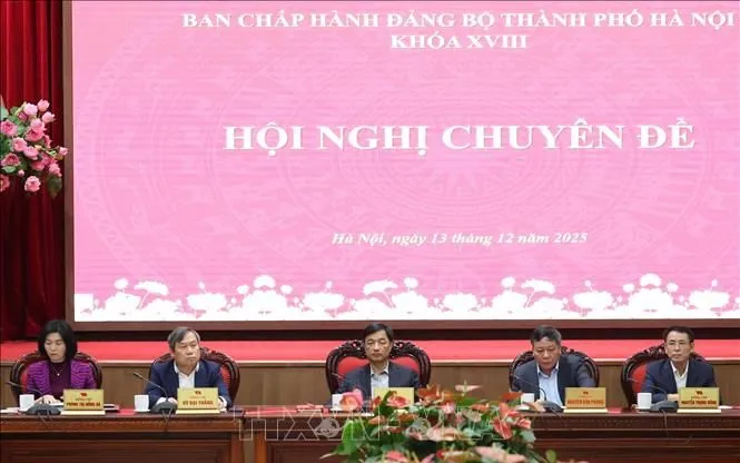Các đồng chí lãnh đạo thành phố chủ trì hội nghị. 