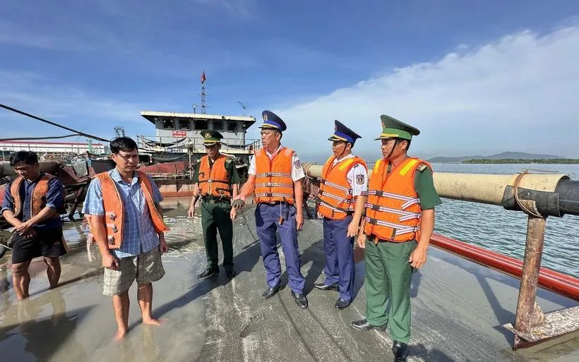 Lực lượng chức năng kiểm tra hàng hóa trên phương tiện ĐN 1233. (Ảnh: TTXVN)