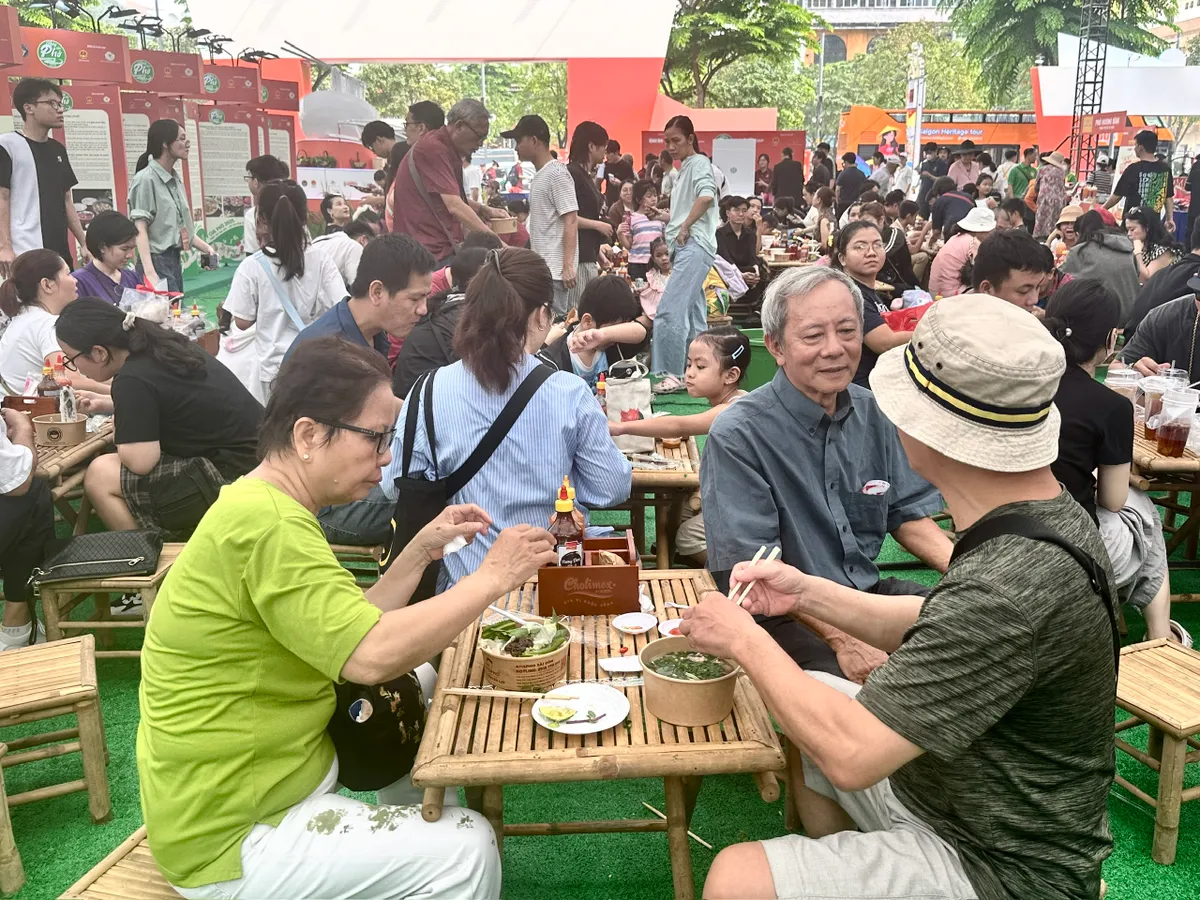 Người dân TP Hồ Chí Minh và du khách hào hứng trải nghiệm Ngày của Phở- Ảnh 13. Người dân TP Hồ Chí Minh và du khách hào hứng trải nghiệm Ngày của Phở- Ảnh 13.