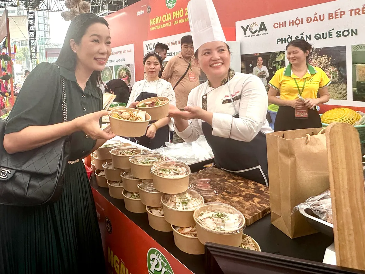Người dân TP Hồ Chí Minh và du khách hào hứng trải nghiệm Ngày của Phở- Ảnh 14. Người dân TP Hồ Chí Minh và du khách hào hứng trải nghiệm Ngày của Phở- Ảnh 14.