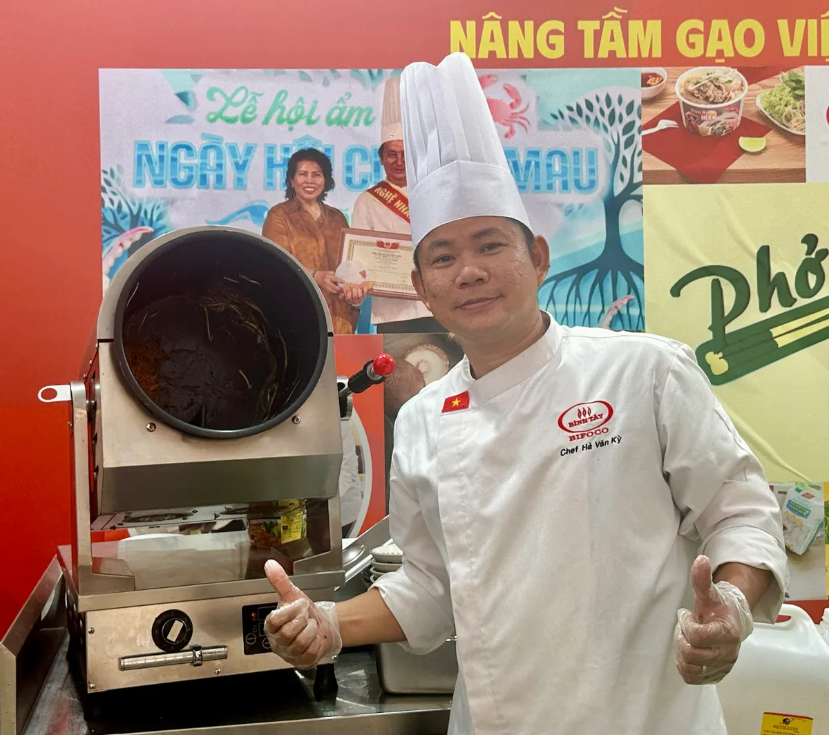 Người dân TP Hồ Chí Minh và du khách hào hứng trải nghiệm Ngày của Phở- Ảnh 9. Người dân TP Hồ Chí Minh và du khách hào hứng trải nghiệm Ngày của Phở- Ảnh 9.