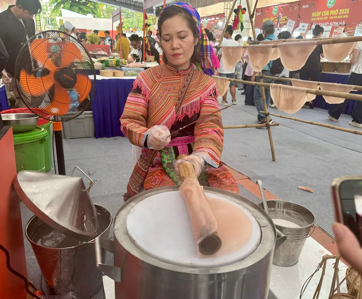 Người dân TP Hồ Chí Minh và du khách hào hứng trải nghiệm Ngày của Phở- Ảnh 8. Người dân TP Hồ Chí Minh và du khách hào hứng trải nghiệm Ngày của Phở- Ảnh 8.