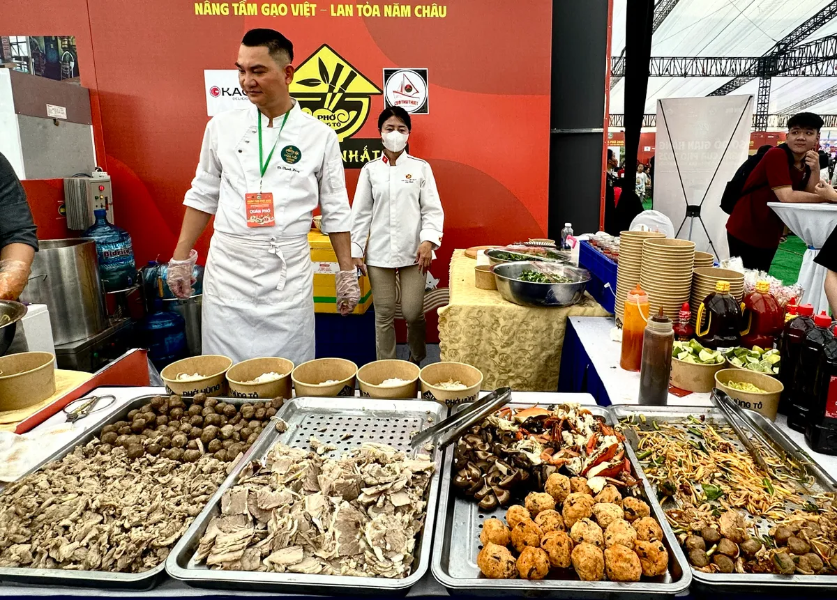 Người dân TP Hồ Chí Minh và du khách hào hứng trải nghiệm Ngày của Phở- Ảnh 2. Người dân TP Hồ Chí Minh và du khách hào hứng trải nghiệm Ngày của Phở- Ảnh 2.