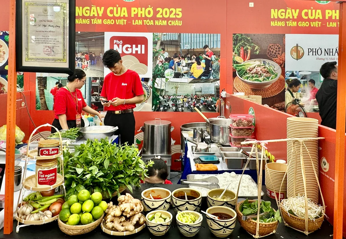 Người dân TP Hồ Chí Minh và du khách hào hứng trải nghiệm Ngày của Phở- Ảnh 3. Người dân TP Hồ Chí Minh và du khách hào hứng trải nghiệm Ngày của Phở- Ảnh 3.