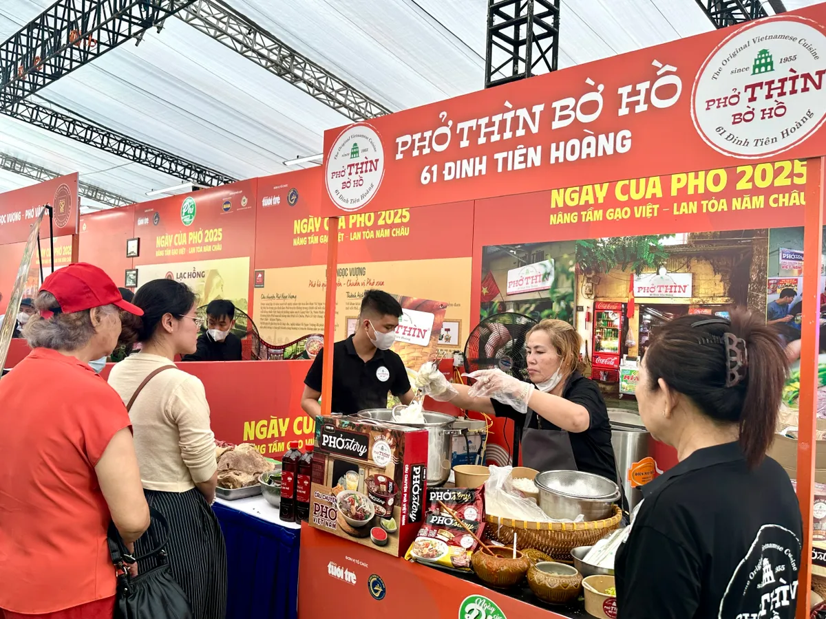 Người dân TP Hồ Chí Minh và du khách hào hứng trải nghiệm Ngày của Phở- Ảnh 1. Người dân TP Hồ Chí Minh và du khách hào hứng trải nghiệm Ngày của Phở- Ảnh 1.