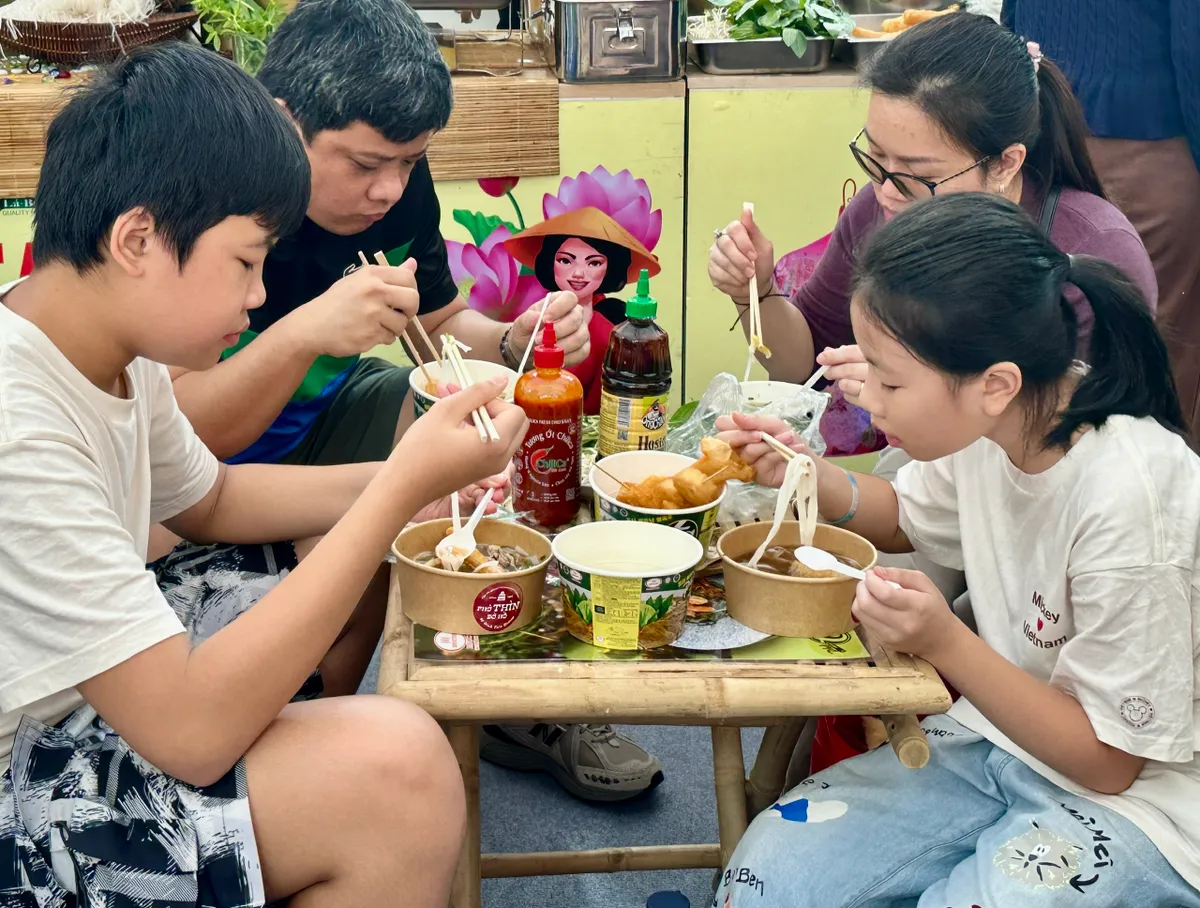Người dân TP Hồ Chí Minh và du khách hào hứng trải nghiệm Ngày của Phở- Ảnh 12. Người dân TP Hồ Chí Minh và du khách hào hứng trải nghiệm Ngày của Phở- Ảnh 12.