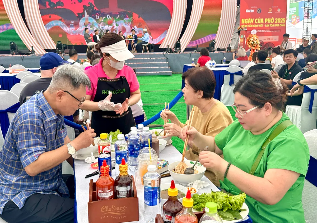 Người dân TP Hồ Chí Minh và du khách hào hứng trải nghiệm Ngày của Phở- Ảnh 11. Người dân TP Hồ Chí Minh và du khách hào hứng trải nghiệm Ngày của Phở- Ảnh 11.