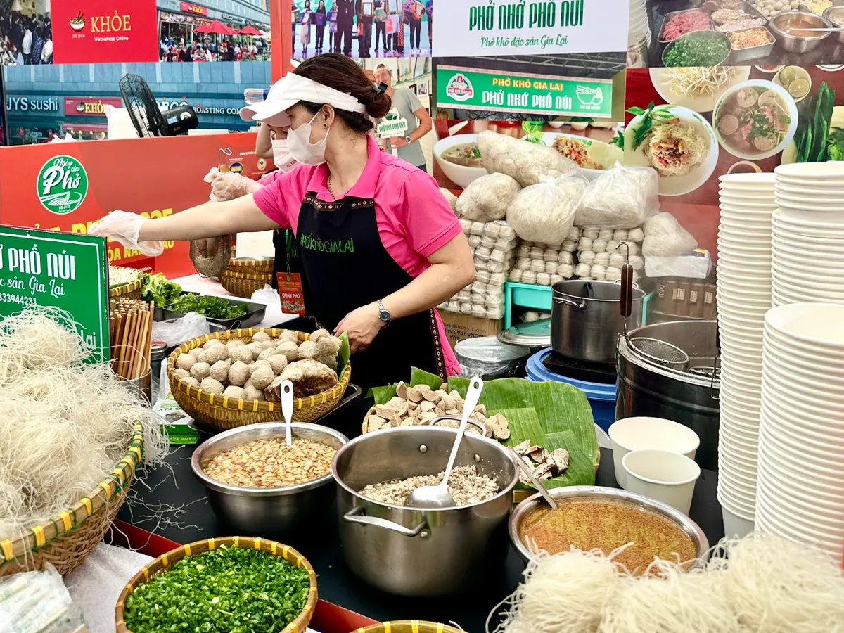 Người dân TP Hồ Chí Minh và du khách hào hứng trải nghiệm Ngày của Phở- Ảnh 4. Người dân TP Hồ Chí Minh và du khách hào hứng trải nghiệm Ngày của Phở- Ảnh 4.