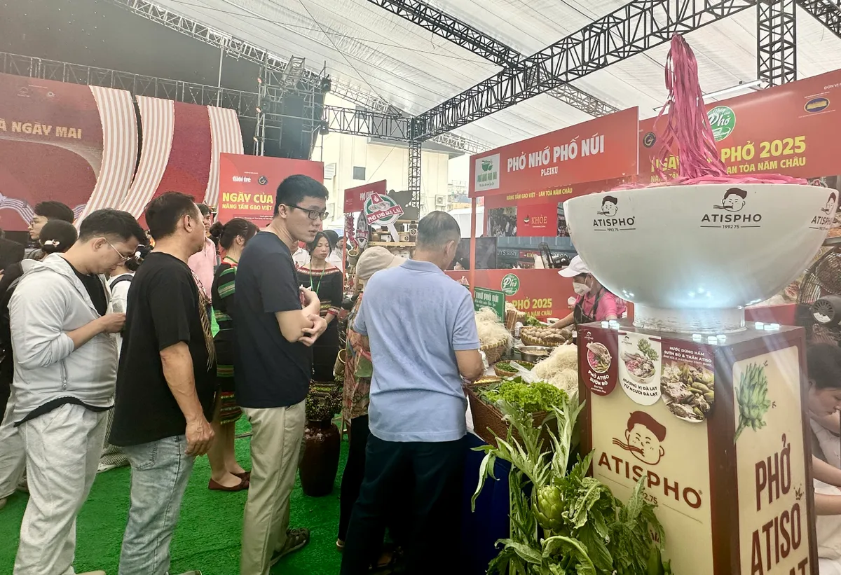 Người dân TP Hồ Chí Minh và du khách hào hứng trải nghiệm Ngày của Phở- Ảnh 5. Người dân TP Hồ Chí Minh và du khách hào hứng trải nghiệm Ngày của Phở- Ảnh 5.