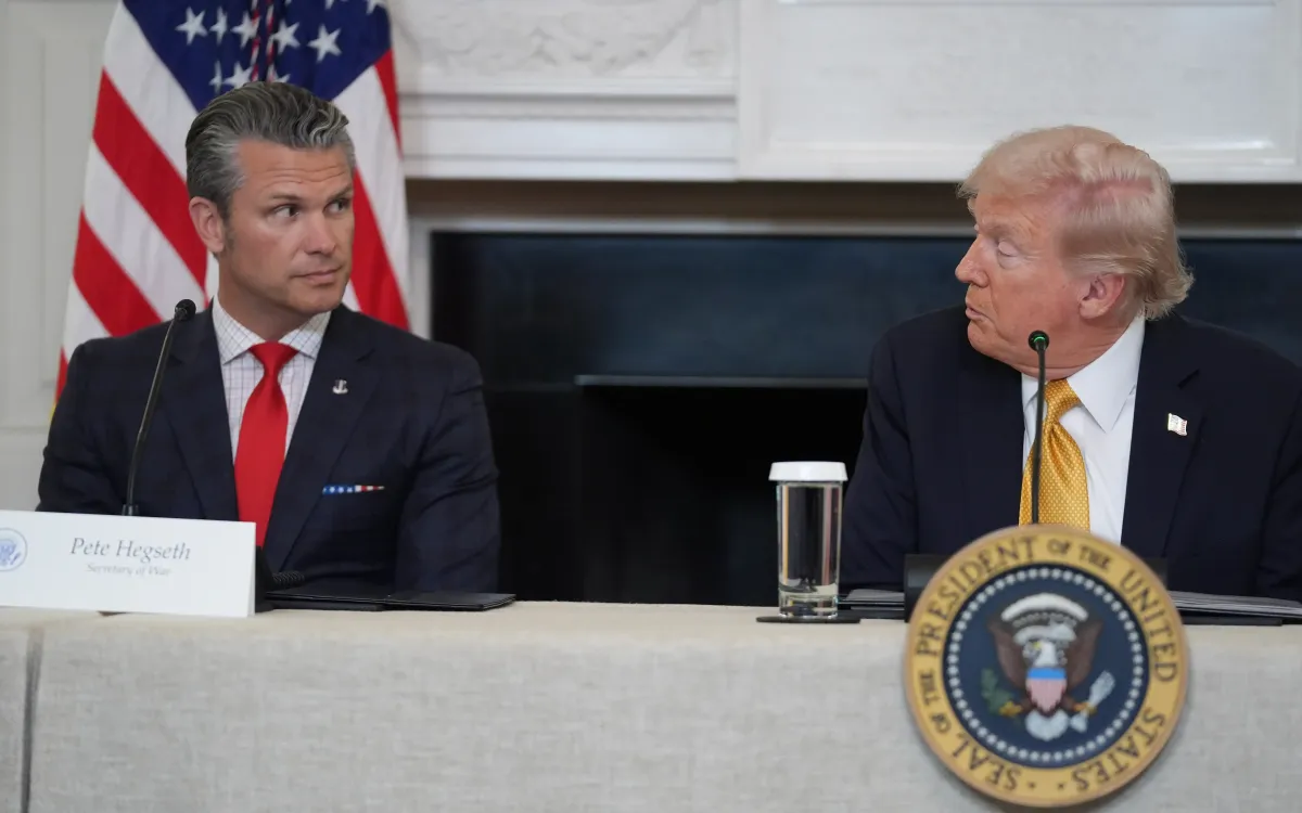 Tổng thống Donald Trump (phải) và Bộ trưởng Chiến tranh Mỹ Pete Hegseth (Ảnh: AP)