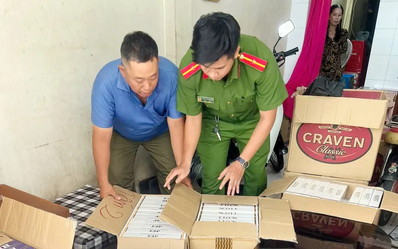Bắt quả tang 3 đối tượng tàng trữ trên 5.000 bao thuốc lá lậu - Ảnh 1.