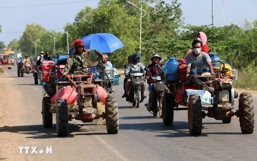 Người dân Campuchia sơ tán tới khu vực an toàn ở tỉnh Siem Reap khi xung đột biên giới tái diễn giữa nước này và Thái Lan, ngày 9/12/2025 (Ảnh: THX/TTXVN)