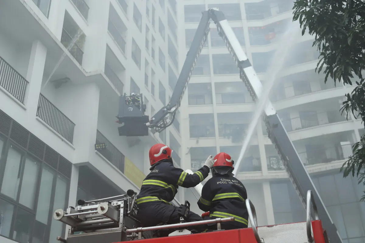 H&agrave; Nội: Diễn tập PCCC tại khu chung cư kiểm tra khả năng ứng ph&oacute; nh&agrave; cao tầng - Ảnh 10.