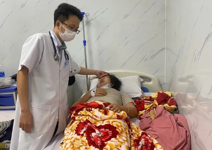 Hơn 50 người ở Quảng ng&atilde;i nhập viện nghi ngộ độc sau b&aacute;nh m&igrave;  - Ảnh 1.