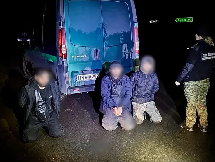 Phát hiện đường hầm buôn lậu người di cư từ Belarus vào Ba Lan - Ảnh 1. Phát hiện đường hầm buôn lậu người di cư từ Belarus vào Ba Lan - Ảnh 1.