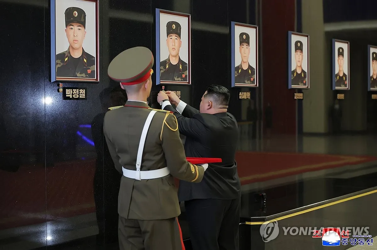 L&atilde;nh đạo Triều Ti&ecirc;n Kim Jong-un tham dự lễ đ&oacute;n binh sĩ trở về từ Nga - Ảnh 1.