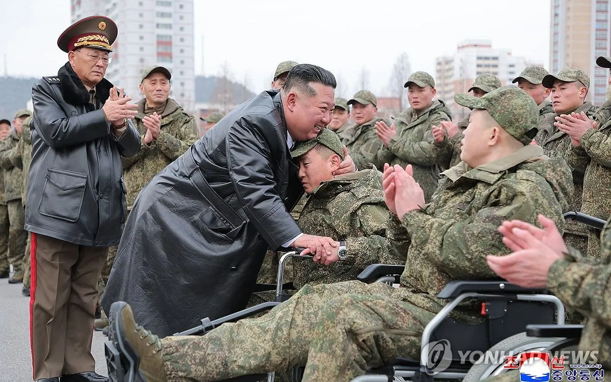 Lãnh đạo Kim Jong-un (giữa) tham dự lễ đón các chiến sĩ công binh Triều Tiên trở về nước (Ảnh: Yonhap)