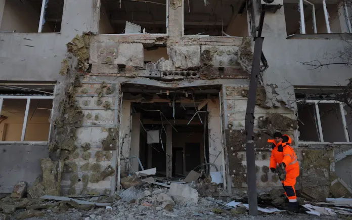 Dọn dẹp đống đổ nát trong sân của một tòa nhà bị hư hại sau cuộc không kích của Nga ở Odessa, Ukraine, ngày 13/12/2025 (Ảnh: AFP/Getty)