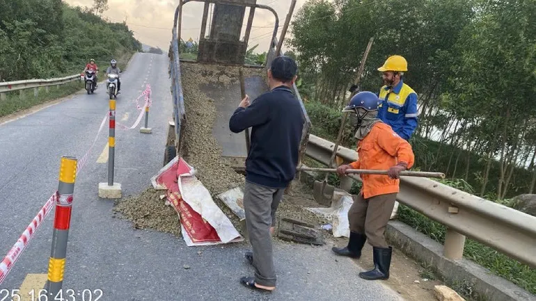 Huế: Xuất hiện hố sụt l&uacute;n tr&ecirc;n tuyến quốc lộ 49 - Ảnh 2.