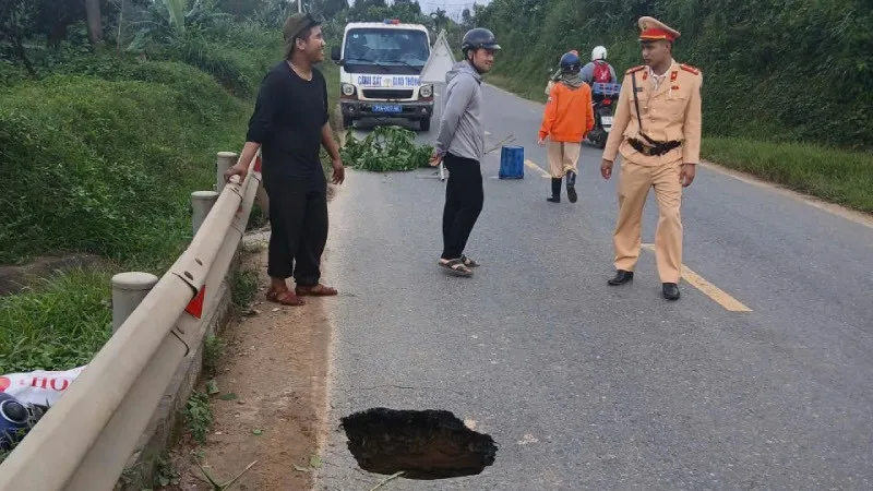 Huế: Xuất hiện hố sụt l&uacute;n tr&ecirc;n tuyến quốc lộ 49 - Ảnh 1.