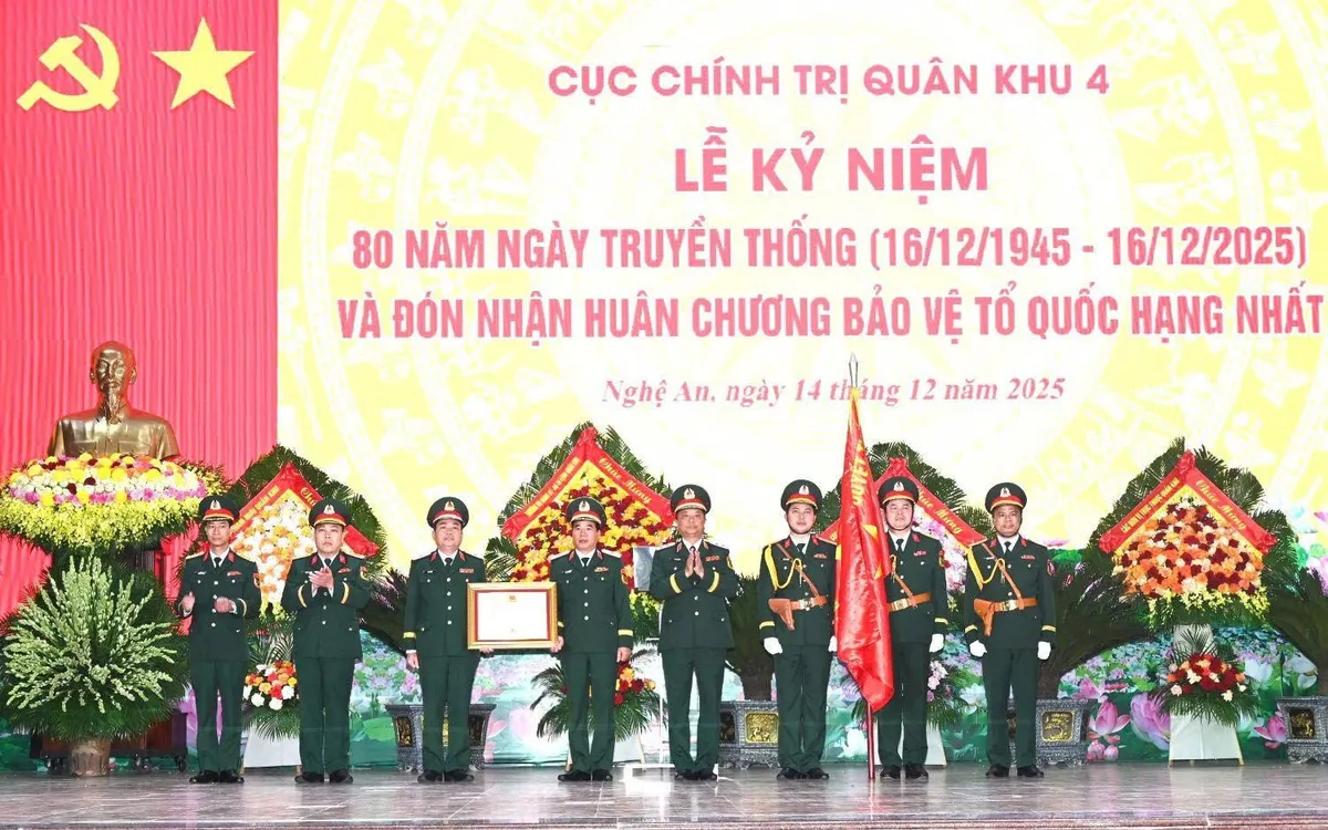 Thừa ủy quyền của Chủ tịch nước, Trung tướng Hà Thọ Bình, Phó Bí thư Đảng ủy, Tư lệnh Quân khu 4 trao Huân chương Bảo vệ Tổ quốc hạng Nhất cho Cục Chính trị Quân khu 4.